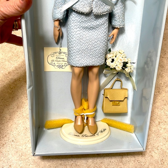 BNWT FRANKLIN MINT DIANA THE PEOPLE’S PRINCESS PORTRAIT PORCELAIN DOLL IN BOX - Picture 5 of 8